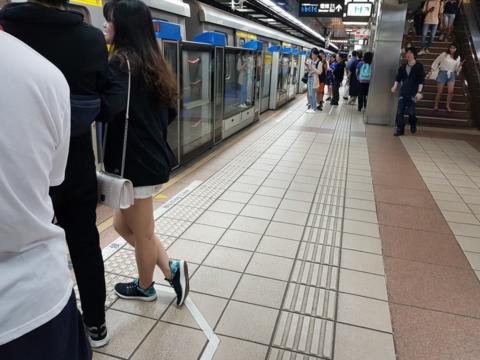 臺北捷運傳歹徒持刀刺人 女子胸口被劃傷15厘米